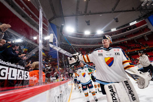 Djurgårdens målvakt Carl Lindbom jublar