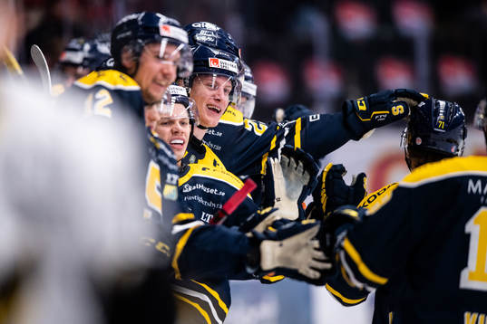 Södertäljes Filiph Engsund jublar