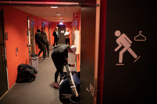Spelare i Göteborgs HC packar ihop utrustning