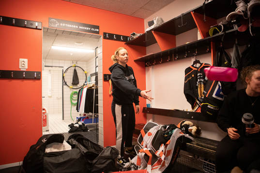 Göteborgs Nicole Jackson packar ihop utrustning
