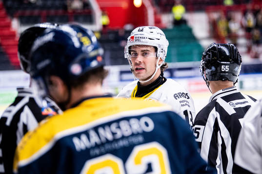 Västerås Trevor Cheek i diskussion med Södertäljes