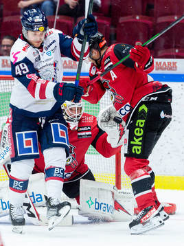 Linköpings Benjamin Maxwell oroar framför Malmö Redhawks