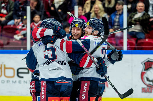 Linköpings Vilmos Gallo jublar med lagkamraterna