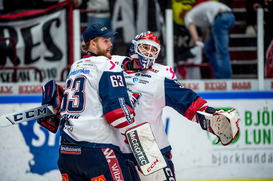 Linköpings målvakt Marcus Högberg jublar med målvakt