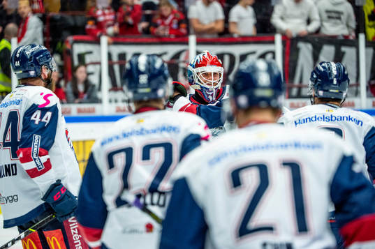 Linköpings målvakt Jesper Myrenberg jublar med