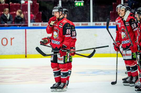 Malmö Redhawks Carl Persson deppar med lagkamraterna