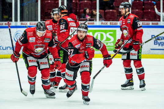 Malmö Redhawks Ponthus Westerholm jublar med lagkamraterna
