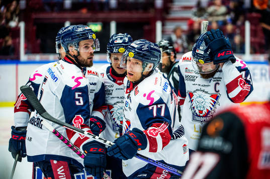 Linköpings Markus Hännikäinen jublar med lagkamraterna