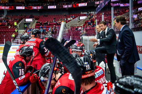 Malmö Redhawks tränare Tomas Kollar med spelarna