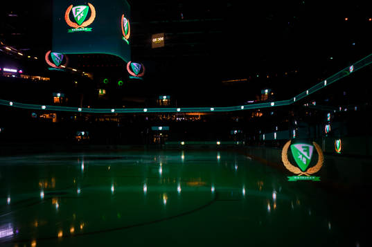 Färjestads sköld reflekteras i plexiglaset