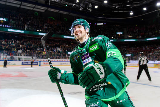 Färjestads August Tornberg jublar