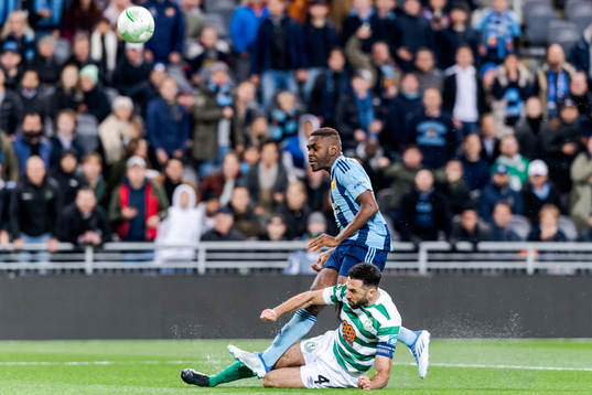 Joel Asoro of Djurgården and Roberto Lopes of Shamrock