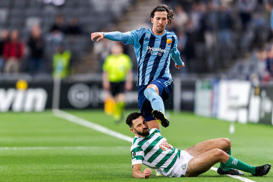 Roberto Lopes of Shamrock Rovers and Gustav Wikheim of