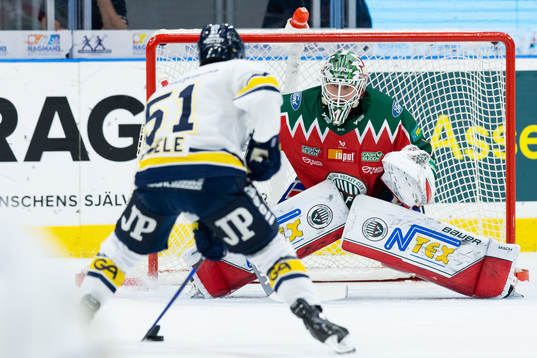 HV71s Andy Miele mot Frölundas målvakt Lars Johansson