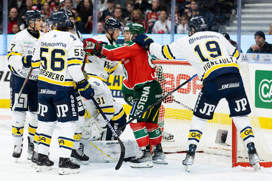 Frölundas Ryan Lasch mellan HV71s Fredrik Forsberg och Sam