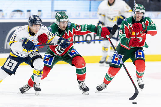 HV71s Andy Miele i en kamp mot Frölundas Anthony Greco och