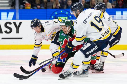 Frölundas Max Friberg i en kamp mot HV71s Filip Westerlund