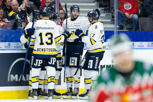 HV71s Emil Andrae jublar med lagkamrater