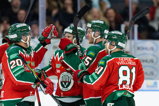 Frölundas Filip Johansson jublar med lagkamrater