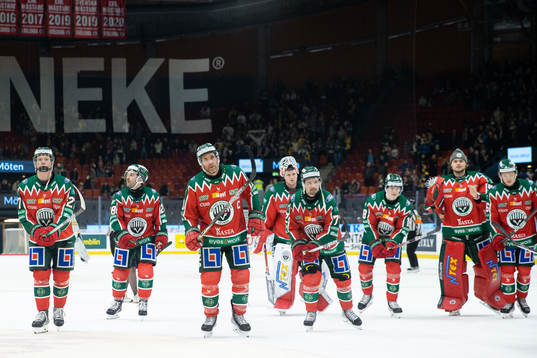 Frölundas spelare jublar och tackar publiken