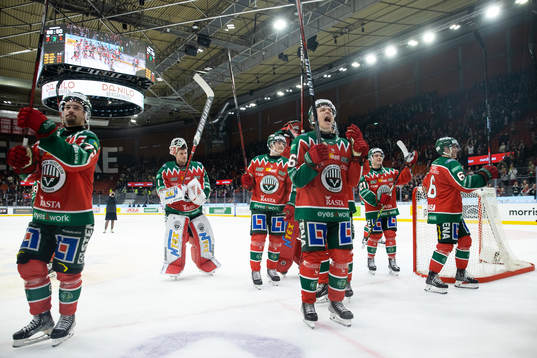 Frölundas Liam Dower Nilsson jublar och tackar publiken