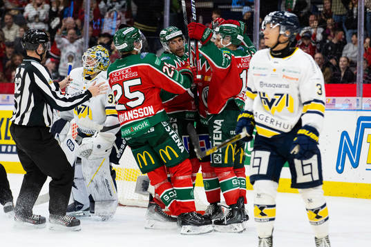 Frölundas Jacob Nilsson jublar med lagkamrater