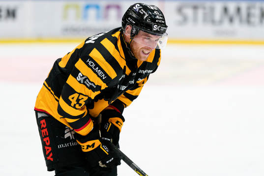 Skellefteås Filip Sandberg grinar illa
