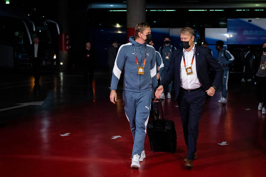 Goalkeeper Johan Dahlin and head coach Åge Hareide arrives