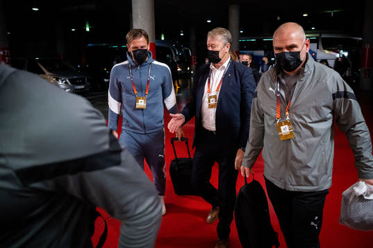 Goalkeeper Johan Dahlin and head coach Åge Hareide arrives