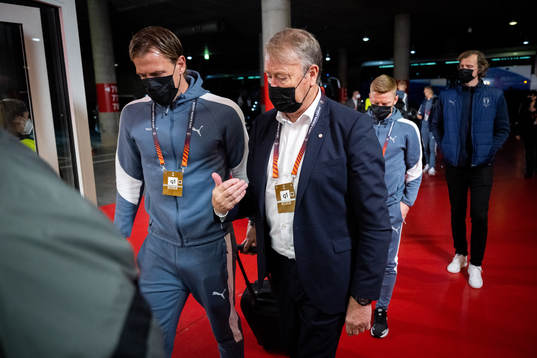 Goalkeeper Johan Dahlin and head coach Åge Hareide arrives