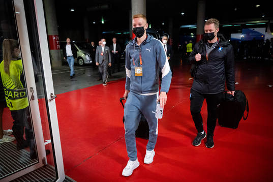 Hugo Larsson arrives to the stadium