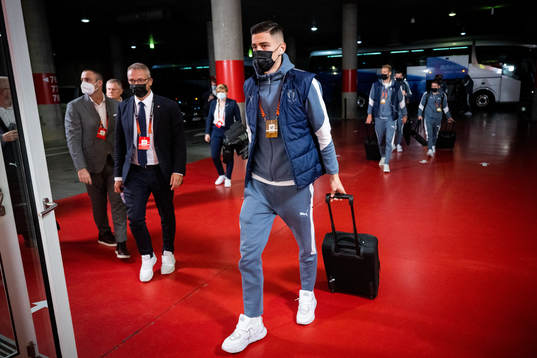 Dennis Hadžikadunic arrives to the stadium