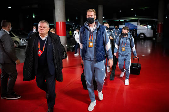 Ola Toivonen arrives to the stadium