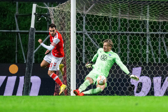 Ricardo Horta of Braga and goalkeeper Johan Dahlin of