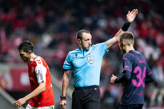 Referee Ruddy Buquet