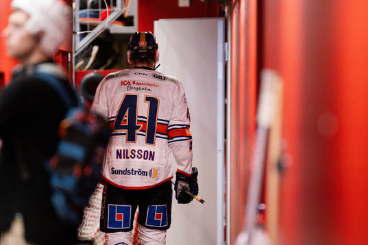 Växjös Ludvig Nilsson lämnar isen