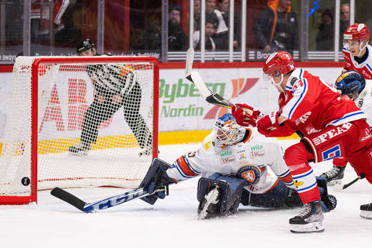 Timrås Sebastian Hartmann och Växjös målvakt Emil Larmi