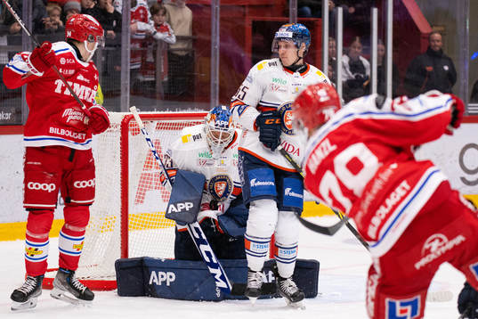 Växjös målvakt Emil Larmi och Miika Koivisto försvarar
