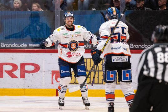 Växjös Manuel Ågren jublar