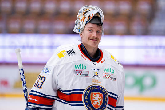 Växjös målvakt Emil Larmi jublar