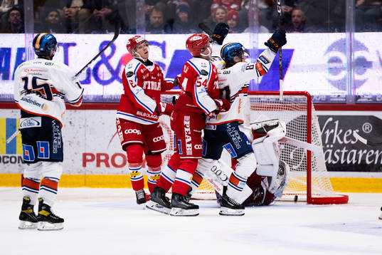 Växjös Robert Rosén jublar