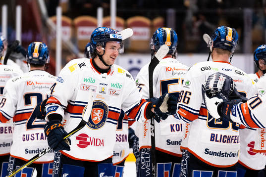 Växjös Keegan Lowe jublar