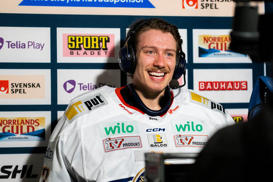Växjös målvakt Emil Larmi i tv intervju