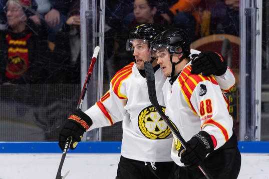 Brynäs Johan Larsson och Dmytro Timashov jublar