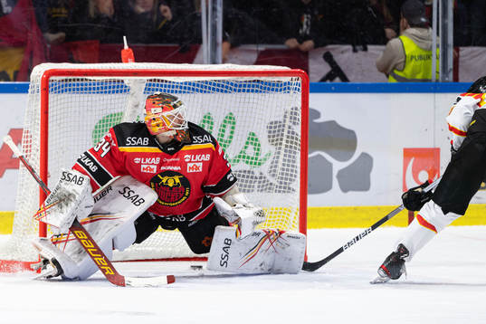Brynäs Greg Scott gör 0-3 bakom Luleås målvakt Joel