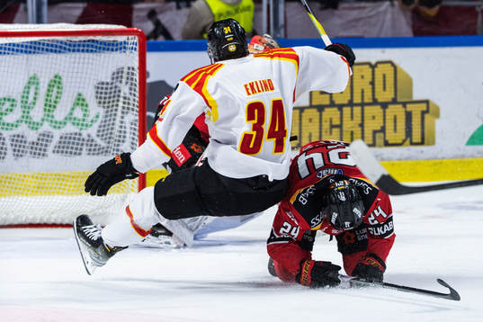 Brynäs Oscar Eklind och Luleås Brendan Shinnimin