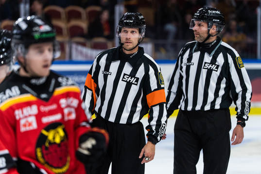 Domare Andreas Harnebring och linjedomare Emil Yletyinen
