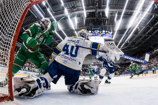 Rögles Brady Ferguson och Leksands målvakt Mantas Armalis