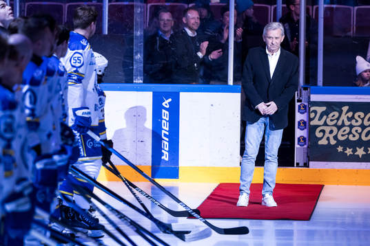 Mats Åhlberg hyllas innan  ishockeymatchen i SHL mellan