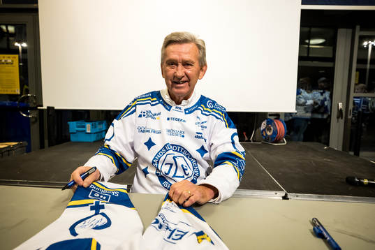 Mats Åhlberg signerar tröjor innan ishockeymatchen i SHL